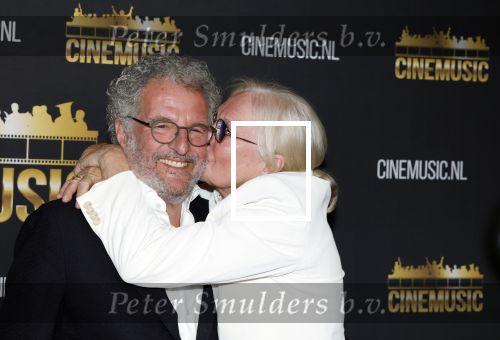 Zaandam 24 april 2026
Willeke v Ammelrooy heeft een koninklijke ondersceiding (linte) gekregen . Rene Mioch organiseert een fotomoment in het Zaantheater . Marco Bakker was er natuurlijk ook bij . Monique v d Ven en Edwin de Vries