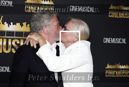 Zaandam 24 april 2026
Willeke v Ammelrooy heeft een koninklijke ondersceiding (linte) gekregen . Rene Mioch organiseert een fotomoment in het Zaantheater . Marco Bakker was er natuurlijk ook bij . Monique v d Ven en Edwin de Vries