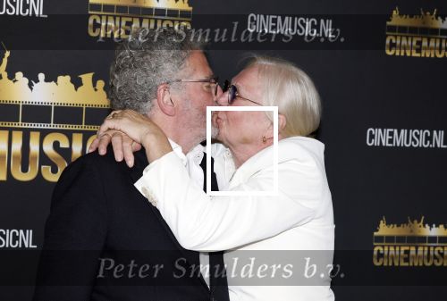 Zaandam 24 april 2026
Willeke v Ammelrooy heeft een koninklijke ondersceiding (linte) gekregen . Rene Mioch organiseert een fotomoment in het Zaantheater . Marco Bakker was er natuurlijk ook bij . Monique v d Ven en Edwin de Vries