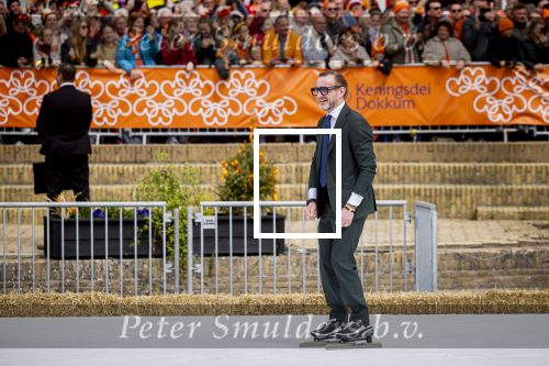 Dokkum 27 april 2026
Koningsdag is dit jaar in Dokkum . Namens de koninklijke familie zijn aanwezig : Koning Willem Alexander Koningin Maxima Prinses Amalia Prinses Alexia Prinses Ariane Prins Constantijn Prinses Laurentien Prins Maurits Prinses Marilene Prins Bernhard Prins Floris Prinses Aimee Prins Pieter Christiaan en Prinses Anita .
