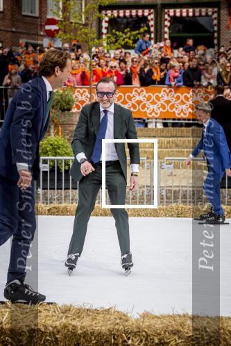 Dokkum 27 april 2026
Koningsdag is dit jaar in Dokkum . Namens de koninklijke familie zijn aanwezig : Koning Willem Alexander Koningin Maxima Prinses Amalia Prinses Alexia Prinses Ariane Prins Constantijn Prinses Laurentien Prins Maurits Prinses Marilene Prins Bernhard Prins Floris Prinses Aimee Prins Pieter Christiaan en Prinses Anita .