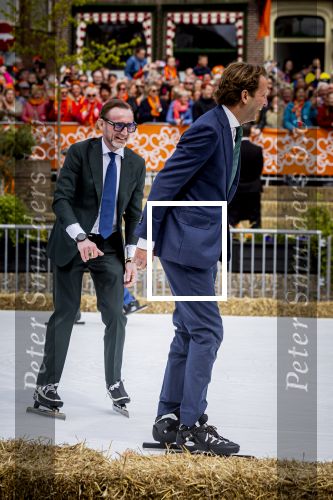 Dokkum 27 april 2026
Koningsdag is dit jaar in Dokkum . Namens de koninklijke familie zijn aanwezig : Koning Willem Alexander Koningin Maxima Prinses Amalia Prinses Alexia Prinses Ariane Prins Constantijn Prinses Laurentien Prins Maurits Prinses Marilene Prins Bernhard Prins Floris Prinses Aimee Prins Pieter Christiaan en Prinses Anita .