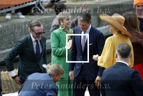 Dokkum 27 april 2026
Koningsdag is dit jaar in Dokkum . Namens de koninklijke familie zijn aanwezig : Koning Willem Alexander Koningin Maxima Prinses Amalia Prinses Alexia Prinses Ariane Prins Constantijn Prinses Laurentien Prins Maurits Prinses Marilene Prins Bernhard Prins Floris Prinses Aimee Prins Pieter Christiaan en Prinses Anita .