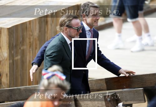 Dokkum 27 april 2026
Koningsdag is dit jaar in Dokkum . Namens de koninklijke familie zijn aanwezig : Koning Willem Alexander Koningin Maxima Prinses Amalia Prinses Alexia Prinses Ariane Prins Constantijn Prinses Laurentien Prins Maurits Prinses Marilene Prins Bernhard Prins Floris Prinses Aimee Prins Pieter Christiaan en Prinses Anita .