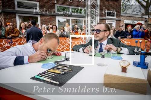 Dokkum 27 april 2026
Koningsdag is dit jaar in Dokkum . Namens de koninklijke familie zijn aanwezig : Koning Willem Alexander Koningin Maxima Prinses Amalia Prinses Alexia Prinses Ariane Prins Constantijn Prinses Laurentien Prins Maurits Prinses Marilene Prins Bernhard Prins Floris Prinses Aimee Prins Pieter Christiaan en Prinses Anita .