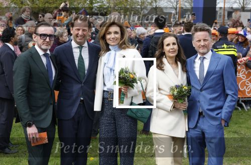 Dokkum 27 april 2026
Koningsdag is dit jaar in Dokkum . Namens de koninklijke familie zijn aanwezig : Koning Willem Alexander Koningin Maxima Prinses Amalia Prinses Alexia Prinses Ariane Prins Constantijn Prinses Laurentien Prins Maurits Prinses Marilene Prins Bernhard Prins Floris Prinses Aimee Prins Pieter Christiaan en Prinses Anita .