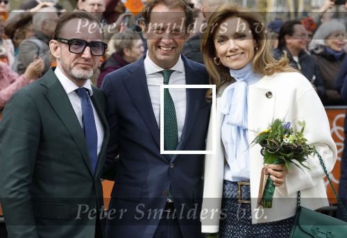 Dokkum 27 april 2026
Koningsdag is dit jaar in Dokkum . Namens de koninklijke familie zijn aanwezig : Koning Willem Alexander Koningin Maxima Prinses Amalia Prinses Alexia Prinses Ariane Prins Constantijn Prinses Laurentien Prins Maurits Prinses Marilene Prins Bernhard Prins Floris Prinses Aimee Prins Pieter Christiaan en Prinses Anita .