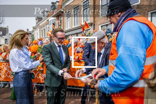 Dokkum 27 april 2026
Koningsdag is dit jaar in Dokkum . Namens de koninklijke familie zijn aanwezig : Koning Willem Alexander Koningin Maxima Prinses Amalia Prinses Alexia Prinses Ariane Prins Constantijn Prinses Laurentien Prins Maurits Prinses Marilene Prins Bernhard Prins Floris Prinses Aimee Prins Pieter Christiaan en Prinses Anita .