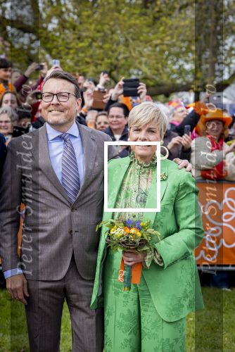 Dokkum 27 april 2026
Koningsdag is dit jaar in Dokkum . Namens de koninklijke familie zijn aanwezig : Koning Willem Alexander Koningin Maxima Prinses Amalia Prinses Alexia Prinses Ariane Prins Constantijn Prinses Laurentien Prins Maurits Prinses Marilene Prins Bernhard Prins Floris Prinses Aimee Prins Pieter Christiaan en Prinses Anita .