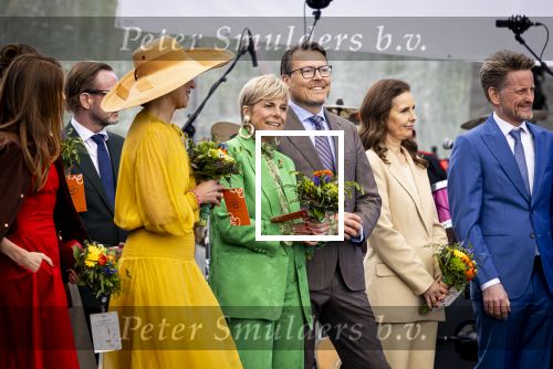 Dokkum 27 april 2026
Koningsdag is dit jaar in Dokkum . Namens de koninklijke familie zijn aanwezig : Koning Willem Alexander Koningin Maxima Prinses Amalia Prinses Alexia Prinses Ariane Prins Constantijn Prinses Laurentien Prins Maurits Prinses Marilene Prins Bernhard Prins Floris Prinses Aimee Prins Pieter Christiaan en Prinses Anita .