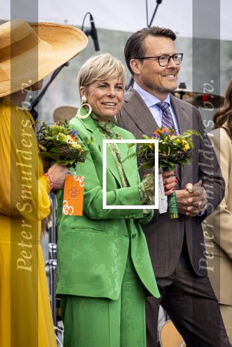 Dokkum 27 april 2026
Koningsdag is dit jaar in Dokkum . Namens de koninklijke familie zijn aanwezig : Koning Willem Alexander Koningin Maxima Prinses Amalia Prinses Alexia Prinses Ariane Prins Constantijn Prinses Laurentien Prins Maurits Prinses Marilene Prins Bernhard Prins Floris Prinses Aimee Prins Pieter Christiaan en Prinses Anita .