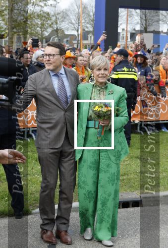 Dokkum 27 april 2026
Koningsdag is dit jaar in Dokkum . Namens de koninklijke familie zijn aanwezig : Koning Willem Alexander Koningin Maxima Prinses Amalia Prinses Alexia Prinses Ariane Prins Constantijn Prinses Laurentien Prins Maurits Prinses Marilene Prins Bernhard Prins Floris Prinses Aimee Prins Pieter Christiaan en Prinses Anita .