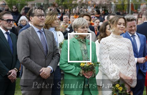 Dokkum 27 april 2026
Koningsdag is dit jaar in Dokkum . Namens de koninklijke familie zijn aanwezig : Koning Willem Alexander Koningin Maxima Prinses Amalia Prinses Alexia Prinses Ariane Prins Constantijn Prinses Laurentien Prins Maurits Prinses Marilene Prins Bernhard Prins Floris Prinses Aimee Prins Pieter Christiaan en Prinses Anita .