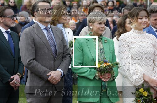 Dokkum 27 april 2026
Koningsdag is dit jaar in Dokkum . Namens de koninklijke familie zijn aanwezig : Koning Willem Alexander Koningin Maxima Prinses Amalia Prinses Alexia Prinses Ariane Prins Constantijn Prinses Laurentien Prins Maurits Prinses Marilene Prins Bernhard Prins Floris Prinses Aimee Prins Pieter Christiaan en Prinses Anita .