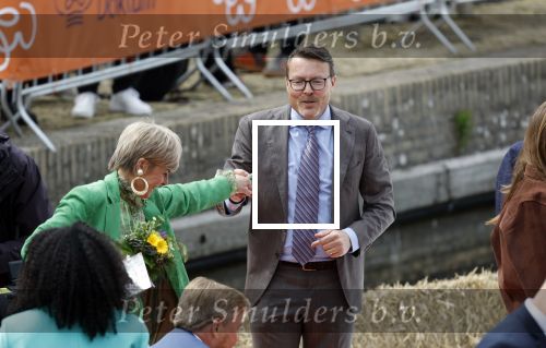 Dokkum 27 april 2026
Koningsdag is dit jaar in Dokkum . Namens de koninklijke familie zijn aanwezig : Koning Willem Alexander Koningin Maxima Prinses Amalia Prinses Alexia Prinses Ariane Prins Constantijn Prinses Laurentien Prins Maurits Prinses Marilene Prins Bernhard Prins Floris Prinses Aimee Prins Pieter Christiaan en Prinses Anita .