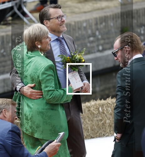 Dokkum 27 april 2026
Koningsdag is dit jaar in Dokkum . Namens de koninklijke familie zijn aanwezig : Koning Willem Alexander Koningin Maxima Prinses Amalia Prinses Alexia Prinses Ariane Prins Constantijn Prinses Laurentien Prins Maurits Prinses Marilene Prins Bernhard Prins Floris Prinses Aimee Prins Pieter Christiaan en Prinses Anita .