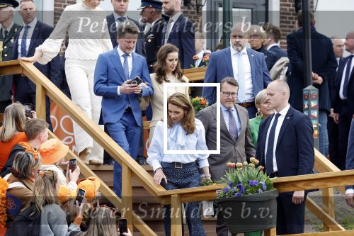 Dokkum 27 april 2026
Koningsdag is dit jaar in Dokkum . Namens de koninklijke familie zijn aanwezig : Koning Willem Alexander Koningin Maxima Prinses Amalia Prinses Alexia Prinses Ariane Prins Constantijn Prinses Laurentien Prins Maurits Prinses Marilene Prins Bernhard Prins Floris Prinses Aimee Prins Pieter Christiaan en Prinses Anita .
