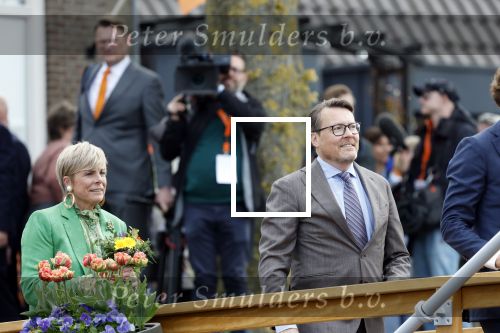 Dokkum 27 april 2026
Koningsdag is dit jaar in Dokkum . Namens de koninklijke familie zijn aanwezig : Koning Willem Alexander Koningin Maxima Prinses Amalia Prinses Alexia Prinses Ariane Prins Constantijn Prinses Laurentien Prins Maurits Prinses Marilene Prins Bernhard Prins Floris Prinses Aimee Prins Pieter Christiaan en Prinses Anita .