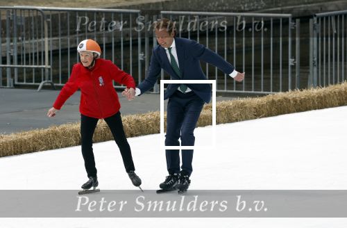Dokkum 27 april 2026
Koningsdag is dit jaar in Dokkum . Namens de koninklijke familie zijn aanwezig : Koning Willem Alexander Koningin Maxima Prinses Amalia Prinses Alexia Prinses Ariane Prins Constantijn Prinses Laurentien Prins Maurits Prinses Marilene Prins Bernhard Prins Floris Prinses Aimee Prins Pieter Christiaan en Prinses Anita .