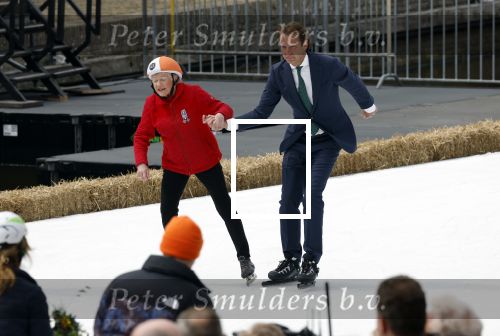 Dokkum 27 april 2026
Koningsdag is dit jaar in Dokkum . Namens de koninklijke familie zijn aanwezig : Koning Willem Alexander Koningin Maxima Prinses Amalia Prinses Alexia Prinses Ariane Prins Constantijn Prinses Laurentien Prins Maurits Prinses Marilene Prins Bernhard Prins Floris Prinses Aimee Prins Pieter Christiaan en Prinses Anita .