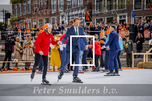 Dokkum 27 april 2026
Koningsdag is dit jaar in Dokkum . Namens de koninklijke familie zijn aanwezig : Koning Willem Alexander Koningin Maxima Prinses Amalia Prinses Alexia Prinses Ariane Prins Constantijn Prinses Laurentien Prins Maurits Prinses Marilene Prins Bernhard Prins Floris Prinses Aimee Prins Pieter Christiaan en Prinses Anita .