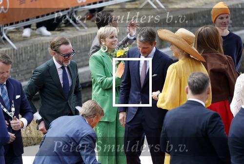 Dokkum 27 april 2026
Koningsdag is dit jaar in Dokkum . Namens de koninklijke familie zijn aanwezig : Koning Willem Alexander Koningin Maxima Prinses Amalia Prinses Alexia Prinses Ariane Prins Constantijn Prinses Laurentien Prins Maurits Prinses Marilene Prins Bernhard Prins Floris Prinses Aimee Prins Pieter Christiaan en Prinses Anita .