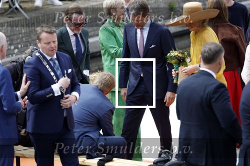 Dokkum 27 april 2026
Koningsdag is dit jaar in Dokkum . Namens de koninklijke familie zijn aanwezig : Koning Willem Alexander Koningin Maxima Prinses Amalia Prinses Alexia Prinses Ariane Prins Constantijn Prinses Laurentien Prins Maurits Prinses Marilene Prins Bernhard Prins Floris Prinses Aimee Prins Pieter Christiaan en Prinses Anita .