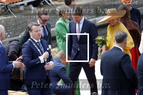 Dokkum 27 april 2026
Koningsdag is dit jaar in Dokkum . Namens de koninklijke familie zijn aanwezig : Koning Willem Alexander Koningin Maxima Prinses Amalia Prinses Alexia Prinses Ariane Prins Constantijn Prinses Laurentien Prins Maurits Prinses Marilene Prins Bernhard Prins Floris Prinses Aimee Prins Pieter Christiaan en Prinses Anita .