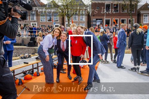 Dokkum 27 april 2026
Koningsdag is dit jaar in Dokkum . Namens de koninklijke familie zijn aanwezig : Koning Willem Alexander Koningin Maxima Prinses Amalia Prinses Alexia Prinses Ariane Prins Constantijn Prinses Laurentien Prins Maurits Prinses Marilene Prins Bernhard Prins Floris Prinses Aimee Prins Pieter Christiaan en Prinses Anita .