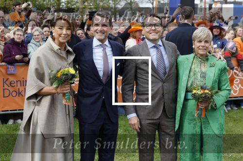 Dokkum 27 april 2026
Koningsdag is dit jaar in Dokkum . Namens de koninklijke familie zijn aanwezig : Koning Willem Alexander Koningin Maxima Prinses Amalia Prinses Alexia Prinses Ariane Prins Constantijn Prinses Laurentien Prins Maurits Prinses Marilene Prins Bernhard Prins Floris Prinses Aimee Prins Pieter Christiaan en Prinses Anita .