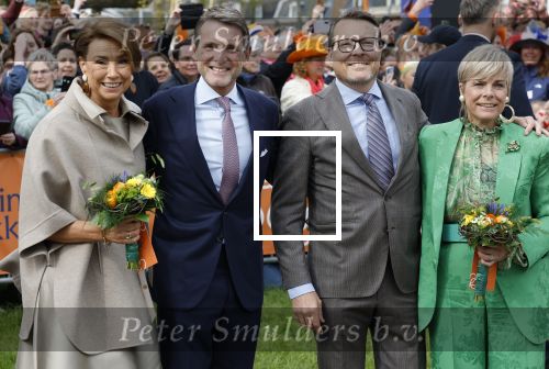 Dokkum 27 april 2026
Koningsdag is dit jaar in Dokkum . Namens de koninklijke familie zijn aanwezig : Koning Willem Alexander Koningin Maxima Prinses Amalia Prinses Alexia Prinses Ariane Prins Constantijn Prinses Laurentien Prins Maurits Prinses Marilene Prins Bernhard Prins Floris Prinses Aimee Prins Pieter Christiaan en Prinses Anita .