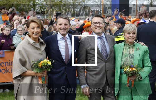 Dokkum 27 april 2026
Koningsdag is dit jaar in Dokkum . Namens de koninklijke familie zijn aanwezig : Koning Willem Alexander Koningin Maxima Prinses Amalia Prinses Alexia Prinses Ariane Prins Constantijn Prinses Laurentien Prins Maurits Prinses Marilene Prins Bernhard Prins Floris Prinses Aimee Prins Pieter Christiaan en Prinses Anita .