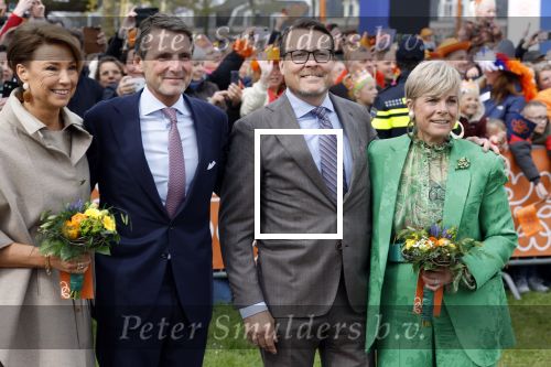 Dokkum 27 april 2026
Koningsdag is dit jaar in Dokkum . Namens de koninklijke familie zijn aanwezig : Koning Willem Alexander Koningin Maxima Prinses Amalia Prinses Alexia Prinses Ariane Prins Constantijn Prinses Laurentien Prins Maurits Prinses Marilene Prins Bernhard Prins Floris Prinses Aimee Prins Pieter Christiaan en Prinses Anita .