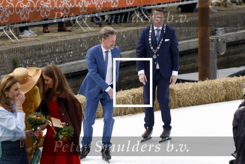 Dokkum 27 april 2026
Koningsdag is dit jaar in Dokkum . Namens de koninklijke familie zijn aanwezig : Koning Willem Alexander Koningin Maxima Prinses Amalia Prinses Alexia Prinses Ariane Prins Constantijn Prinses Laurentien Prins Maurits Prinses Marilene Prins Bernhard Prins Floris Prinses Aimee Prins Pieter Christiaan en Prinses Anita .