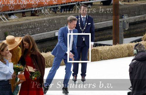 Dokkum 27 april 2026
Koningsdag is dit jaar in Dokkum . Namens de koninklijke familie zijn aanwezig : Koning Willem Alexander Koningin Maxima Prinses Amalia Prinses Alexia Prinses Ariane Prins Constantijn Prinses Laurentien Prins Maurits Prinses Marilene Prins Bernhard Prins Floris Prinses Aimee Prins Pieter Christiaan en Prinses Anita .