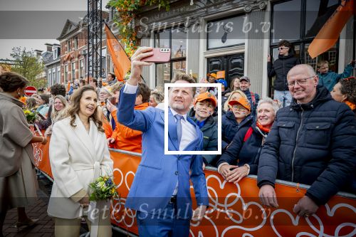 Dokkum 27 april 2026
Koningsdag is dit jaar in Dokkum . Namens de koninklijke familie zijn aanwezig : Koning Willem Alexander Koningin Maxima Prinses Amalia Prinses Alexia Prinses Ariane Prins Constantijn Prinses Laurentien Prins Maurits Prinses Marilene Prins Bernhard Prins Floris Prinses Aimee Prins Pieter Christiaan en Prinses Anita .