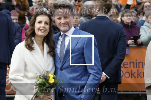 Dokkum 27 april 2026
Koningsdag is dit jaar in Dokkum . Namens de koninklijke familie zijn aanwezig : Koning Willem Alexander Koningin Maxima Prinses Amalia Prinses Alexia Prinses Ariane Prins Constantijn Prinses Laurentien Prins Maurits Prinses Marilene Prins Bernhard Prins Floris Prinses Aimee Prins Pieter Christiaan en Prinses Anita .