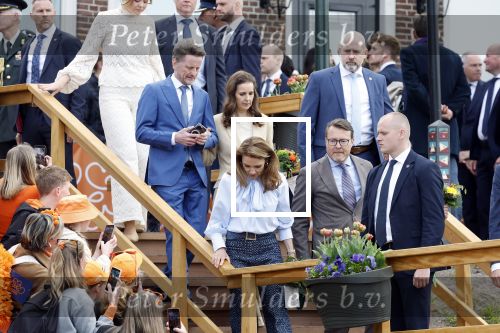 Dokkum 27 april 2026
Koningsdag is dit jaar in Dokkum . Namens de koninklijke familie zijn aanwezig : Koning Willem Alexander Koningin Maxima Prinses Amalia Prinses Alexia Prinses Ariane Prins Constantijn Prinses Laurentien Prins Maurits Prinses Marilene Prins Bernhard Prins Floris Prinses Aimee Prins Pieter Christiaan en Prinses Anita .