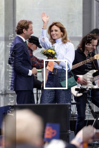 Dokkum 27 april 2026
Koningsdag is dit jaar in Dokkum . Namens de koninklijke familie zijn aanwezig : Koning Willem Alexander Koningin Maxima Prinses Amalia Prinses Alexia Prinses Ariane Prins Constantijn Prinses Laurentien Prins Maurits Prinses Marilene Prins Bernhard Prins Floris Prinses Aimee Prins Pieter Christiaan en Prinses Anita .