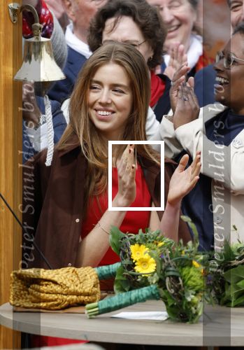 Dokkum 27 april 2026
Koningsdag is dit jaar in Dokkum . Namens de koninklijke familie zijn aanwezig : Koning Willem Alexander Koningin Maxima Prinses Amalia Prinses Alexia Prinses Ariane Prins Constantijn Prinses Laurentien Prins Maurits Prinses Marilene Prins Bernhard Prins Floris Prinses Aimee Prins Pieter Christiaan en Prinses Anita . Bertus Holkema