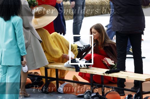 Dokkum 27 april 2026
Koningsdag is dit jaar in Dokkum . Namens de koninklijke familie zijn aanwezig : Koning Willem Alexander Koningin Maxima Prinses Amalia Prinses Alexia Prinses Ariane Prins Constantijn Prinses Laurentien Prins Maurits Prinses Marilene Prins Bernhard Prins Floris Prinses Aimee Prins Pieter Christiaan en Prinses Anita . Bertus Holkema