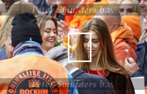 Dokkum 27 april 2026
Koningsdag is dit jaar in Dokkum . Namens de koninklijke familie zijn aanwezig : Koning Willem Alexander Koningin Maxima Prinses Amalia Prinses Alexia Prinses Ariane Prins Constantijn Prinses Laurentien Prins Maurits Prinses Marilene Prins Bernhard Prins Floris Prinses Aimee Prins Pieter Christiaan en Prinses Anita . Bertus Holkema