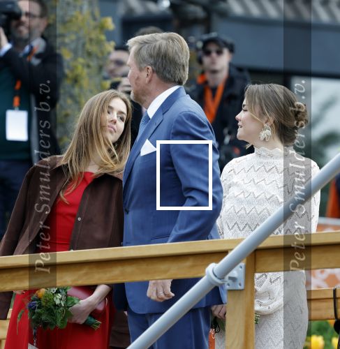 Dokkum 27 april 2026
Koningsdag is dit jaar in Dokkum . Namens de koninklijke familie zijn aanwezig : Koning Willem Alexander Koningin Maxima Prinses Amalia Prinses Alexia Prinses Ariane Prins Constantijn Prinses Laurentien Prins Maurits Prinses Marilene Prins Bernhard Prins Floris Prinses Aimee Prins Pieter Christiaan en Prinses Anita .