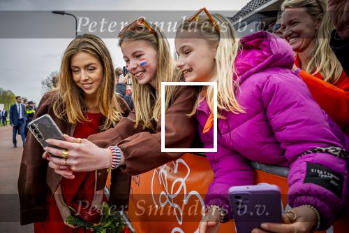 Dokkum 27 april 2026
Koningsdag is dit jaar in Dokkum . Namens de koninklijke familie zijn aanwezig : Koning Willem Alexander Koningin Maxima Prinses Amalia Prinses Alexia Prinses Ariane Prins Constantijn Prinses Laurentien Prins Maurits Prinses Marilene Prins Bernhard Prins Floris Prinses Aimee Prins Pieter Christiaan en Prinses Anita .