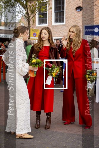 Dokkum 27 april 2026
Koningsdag is dit jaar in Dokkum . Namens de koninklijke familie zijn aanwezig : Koning Willem Alexander Koningin Maxima Prinses Amalia Prinses Alexia Prinses Ariane Prins Constantijn Prinses Laurentien Prins Maurits Prinses Marilene Prins Bernhard Prins Floris Prinses Aimee Prins Pieter Christiaan en Prinses Anita .