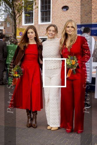 Dokkum 27 april 2026
Koningsdag is dit jaar in Dokkum . Namens de koninklijke familie zijn aanwezig : Koning Willem Alexander Koningin Maxima Prinses Amalia Prinses Alexia Prinses Ariane Prins Constantijn Prinses Laurentien Prins Maurits Prinses Marilene Prins Bernhard Prins Floris Prinses Aimee Prins Pieter Christiaan en Prinses Anita .