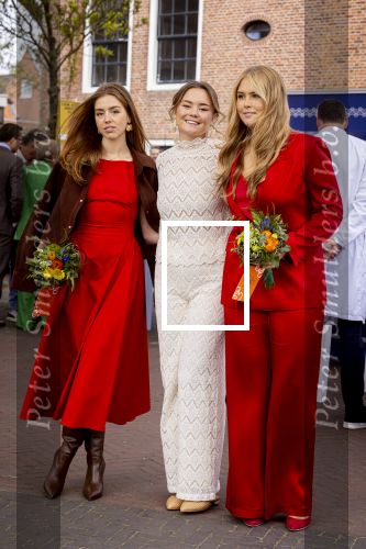 Dokkum 27 april 2026
Koningsdag is dit jaar in Dokkum . Namens de koninklijke familie zijn aanwezig : Koning Willem Alexander Koningin Maxima Prinses Amalia Prinses Alexia Prinses Ariane Prins Constantijn Prinses Laurentien Prins Maurits Prinses Marilene Prins Bernhard Prins Floris Prinses Aimee Prins Pieter Christiaan en Prinses Anita .