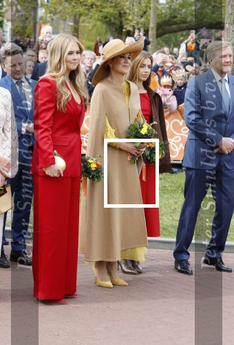 Dokkum 27 april 2026
Koningsdag is dit jaar in Dokkum . Namens de koninklijke familie zijn aanwezig : Koning Willem Alexander Koningin Maxima Prinses Amalia Prinses Alexia Prinses Ariane Prins Constantijn Prinses Laurentien Prins Maurits Prinses Marilene Prins Bernhard Prins Floris Prinses Aimee Prins Pieter Christiaan en Prinses Anita .