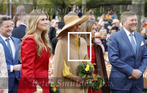 Dokkum 27 april 2026
Koningsdag is dit jaar in Dokkum . Namens de koninklijke familie zijn aanwezig : Koning Willem Alexander Koningin Maxima Prinses Amalia Prinses Alexia Prinses Ariane Prins Constantijn Prinses Laurentien Prins Maurits Prinses Marilene Prins Bernhard Prins Floris Prinses Aimee Prins Pieter Christiaan en Prinses Anita .
