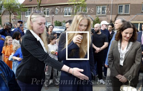Amsterdam 17 april 2027
Prinses Amalia bezoekt op uitnodiging van Burgemeester Femke Halsema diverse plekken in Amsterdam waaronder os de Zeedijk / wallen .